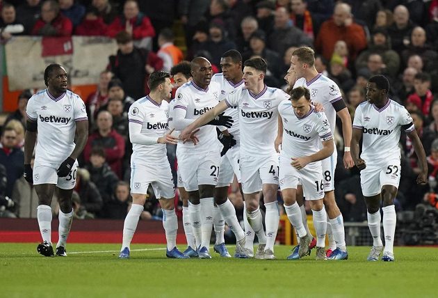 Fotbalisté West Hamu a záložník Tomáš Souček mezi nimi oslavují vstřelený gól na hřišti Liverpoolu.