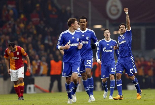 Jermaine Jones (vpravo) se raduje se spoluhráči z Schalke z gólu proti Galatasarayi.