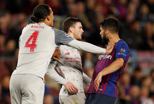 Rozmíška v úvodním semifinále Ligy mistrů: Liverpoolští Virgil van Dijk a Andrew Robertson proti barcelonskému Luisi Suárezovi.