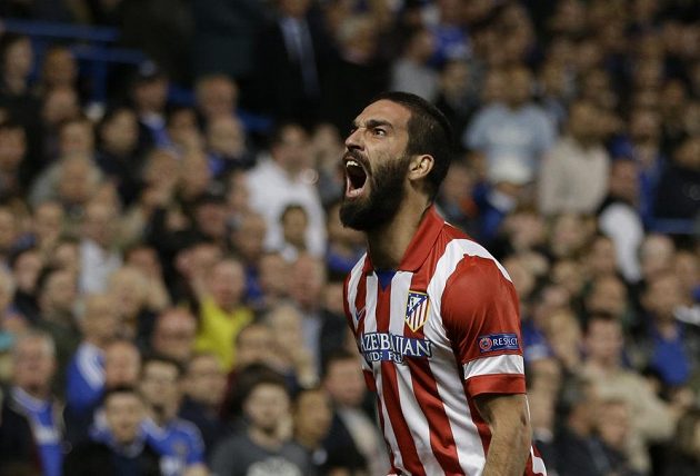 Záložník Atlétika Madrid Arda Turan slaví gól na hřišti Chelsea v odvetném semifinálovém zápase Ligy mistrů.