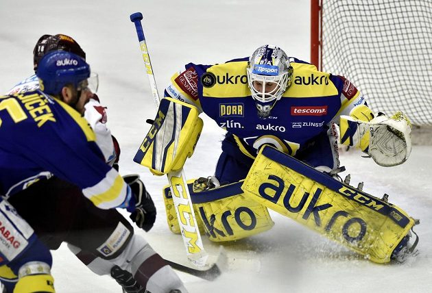 Před zlínským brankářem Liborem Kašíkem bojují jeho spoluhráč Martin Matějíček a útočník Sparty Andrej Kudrna.