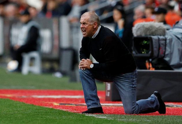 trenér Jablonce Petr Rada při střetnutí v Rennes.