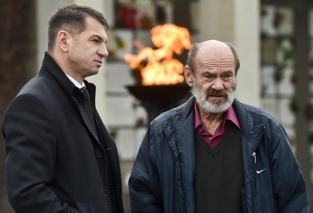 Ve Velké obřadní síni v pražských Strašnicích se konalo poslední rozloučení s fotbalovým trenérem Josefem Pešicem, který zemřel 18. prosince ve věku 67 let. Na snímku vlevo je bývalý fotbalista Pavel Kuka, vpravo funkcionář Sparty Jakub Ruml.