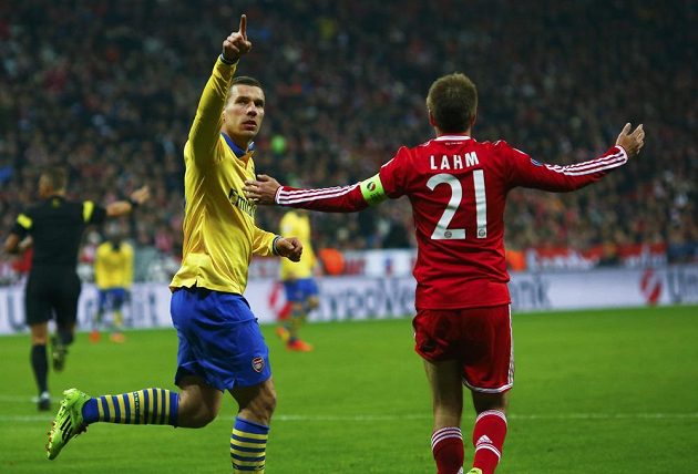 Lukas Podolski z Arsenalu oslavuje trefu do sítě Bayernu Mnichov v osmifinálovém utkání Ligy mistrů.
