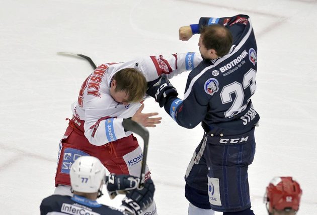 To byla bitka! Jiří Polanský z Třince a Petr Straka z Plzně se porvali během semifinále extraligy.
