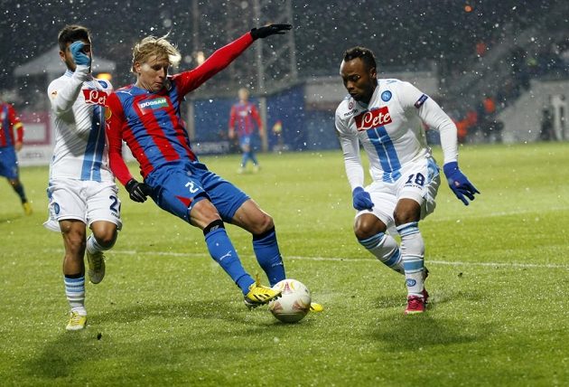 Neapolský Lorenzo Insigne (vlevo) a Juan Zúňiga (vpravo) se snaží ubránit Františka Rajtorala.