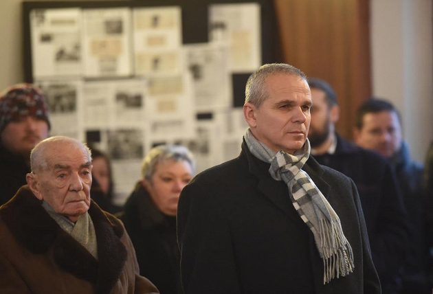 Na poslední rozloučení s bývalým fotbalovým brankářem Pavlem Srníčkem dorazil i současný trenér reprezentační jednadvacítky Vítězslav Lavička (vpravo).