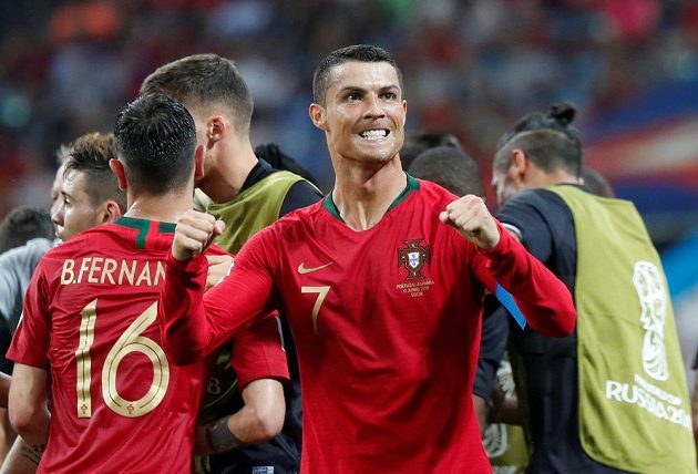 Portugalský mág Cristiano Ronaldo a jeho gesto po druhém zásahu v síti Španělska během utkání MS.