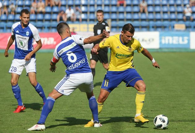 Záložník Marek Matějovský z Mladé Boleslavi v souboji s Adnanem Džafič ze Zlína v utkání úvodního kola nejvyšší soutěže.