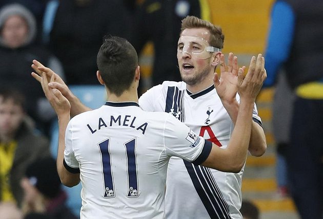 Útočník Tottenhamu Harry Kane (vpravo) slaví se spoluhráčem Erikem Lamelou gól na hřišti Aston Villy.