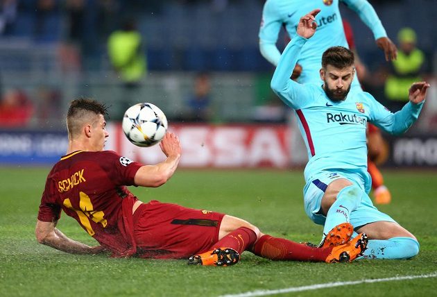 Útočník AS Řím Patrik Schick šel do souboje s barcelonským Gerardem Piquem nebojácně.