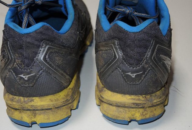 Běžecké krosové boty Mizuno Wave Daichi 2 - pata nese alespoň drobnou odrazku ve tvaru loga výrobce.