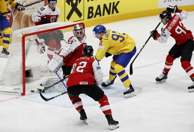 Nová švédská posila z NHL Gabriel Landeskogotevřel skóre duelu s Rakouskem.