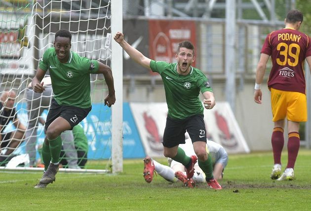 Zleva autor gólu Ibrahim Keita z Příbrami a Radek Voltr se radují z vyrovnání na 1:1, vpravo je Jakub Podaný z Dukly.