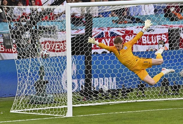 Anglický gólman Jordan Pickford plachtí vzduchem, ale míč už se třepotá v jeho síti.