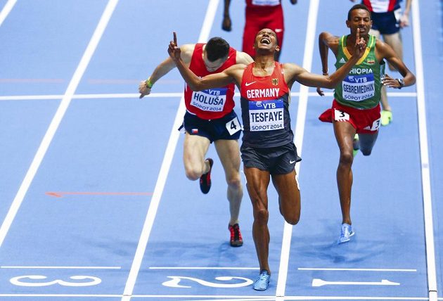 Jakub Holuša (vlevo) v drsném závěru rozběhu na 1500 m na halovém MS v Sopotech skončil druhý za Homiyu Tesfayem z Německa, vpravo Mekonnen Gebremedhin z Etiopie.