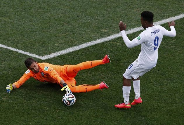Uruguayský gólman Fernando Muslera (vlevo) byl u míče dříve než Angličan Daniel Sturridge.