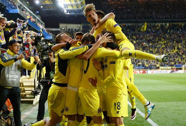 Fotbalisté Villarrealu slaví gól proti Liverpoolu v úvodním semifinálovém duelu Evropské ligy.