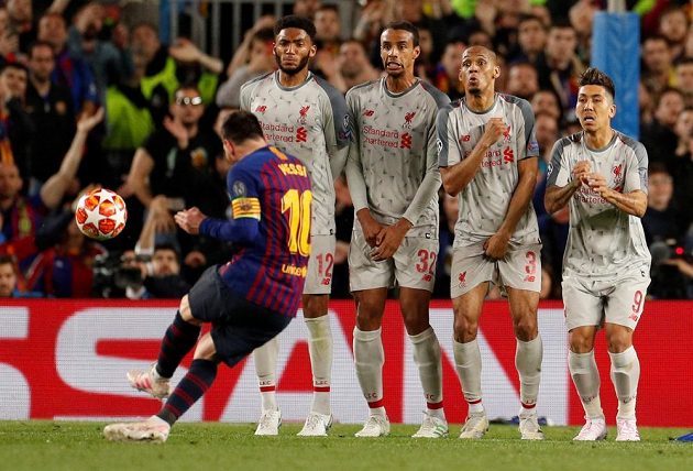 Barcelonský Lionel Messi střílí třetí gól proti Liverpool v semifinále Ligy mistrů.