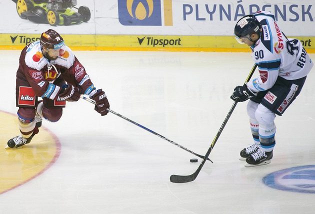Jan Piskáček ze Sparty a Tyler Redenbach z Liberce bojují o puk v utkání 34. kola ELH.