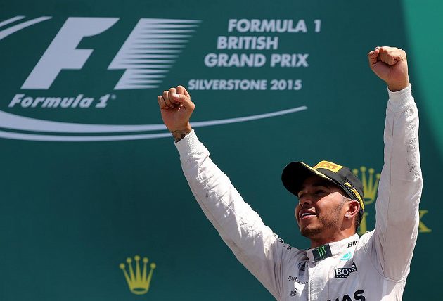 Lewis Hamilton z Mercedesu se raduje z vítězství v domácí Grand Prix Velké Británie.