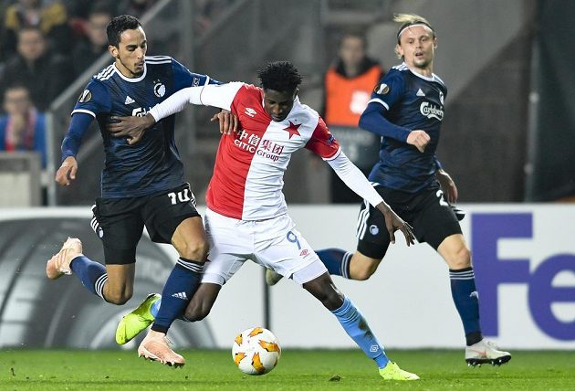 Diváci v Edenu viděli tuhý boj. Zleva Carlos Zeca z Kodaně, Peter Oladeji Olayinka ze Slavie a Peter Ankersen z Kodaně.