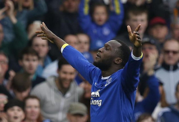 Kanonýr Evertonu Romelu Lukaku slaví, do sítě mistrovského Leicesteru nasázel během hodiny dva góly.