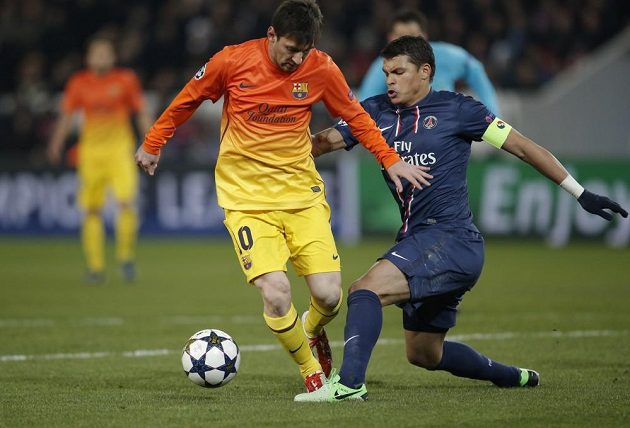 Lionel Messi (vlevo) obchází Thiaga Silvu z Paris St. Germain v utkání Ligy mistrů.