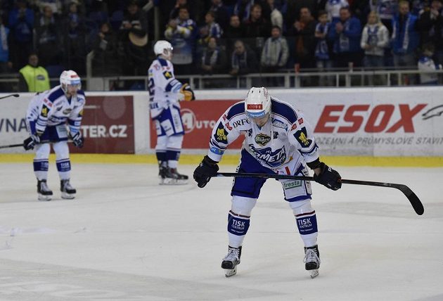 Zklamaní hokejisté Komety po páteční porážce s Chomutovem. Vpředu je obránce Lukáš Kozák.