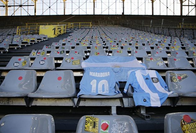 Na zesnulou legendu Diega Maradonu vzpomínali i na bundesligovém utkání mezi Dortmundem a Kolínem nad Rýnem.