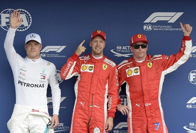 Vítěz sobotní kvalifikace na Velkou cenu Německa F1 Sebastian Vettel (uprostřed), druhý nejrychlejší čas zajel s monopostem Mercedes finský závodník Valtteri Bottas a na pomyslný bronz dosáhl v kvalifikaci s Ferrari další Fin Kimi Raikkönen