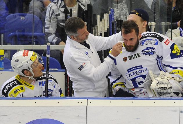 Brněnský brankář Marek Čiliak si nechává ošetřit zranění od puku vystřeleného mimo led.