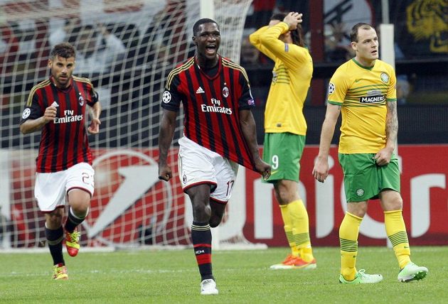 Cristian Zapata (druhý zleva) z AC Milán slaví gól proti Celtiku Glasgow ve středečním utkání Ligy mistrů.