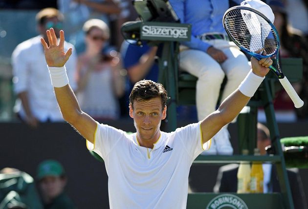 Tomáš Berdych oslavuje výhru nad Davidem Ferrerem ve 3. kole tenisového Wimbledonu.
