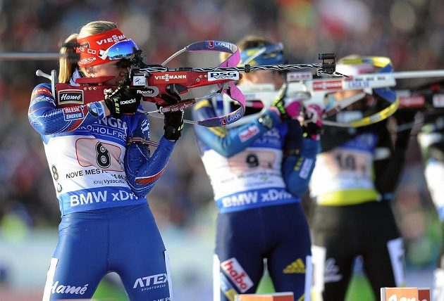 Česká biatlonistka Eva Puskarčíková (vlevo) v závodě smíšených dvojic na SP v Novém městě na Moravě.