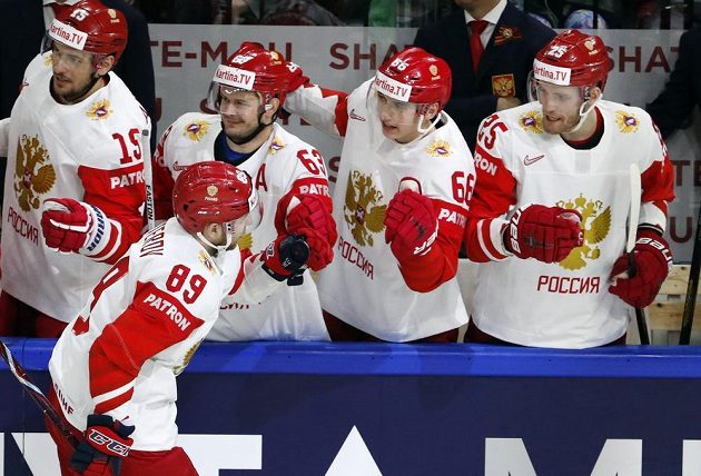 Ruský hokejista Nikita Nestěrov slaví se spoluhráči gól proti české reprezentaci.