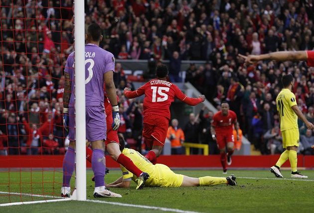 Liverpoolský útočník Daniel Sturridge se raduje z úvodního gólu v odvetě semifinále Evropské ligy proti Villarrealu.