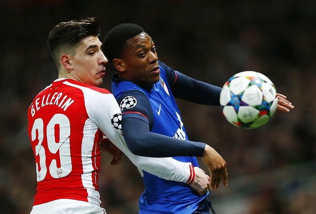 Fotbalista Monaka Anthony Martial a Hector Bellerin z Arsenalu v souboji v úvodním duelu osmifinále Ligy mistrů.