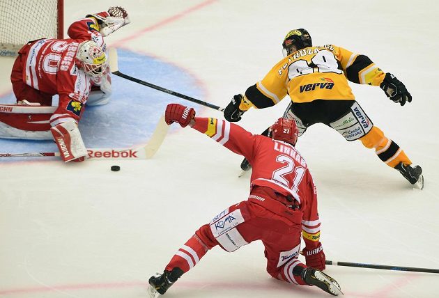 Zleva třinecký brankář Šimon Hrubec, obránce Tomáš Linhart a útočník Litvínova Jakub Petružálek v sedmém finále.