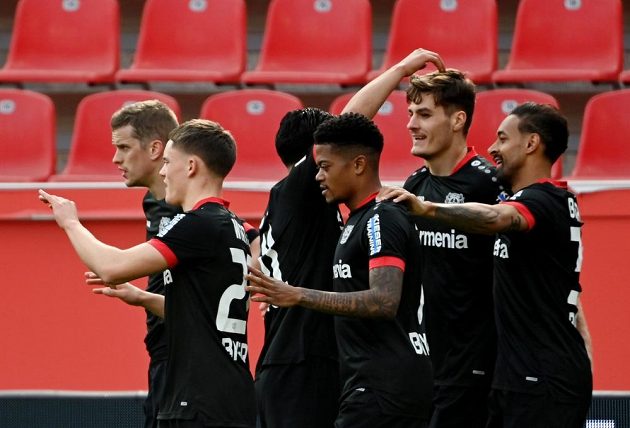 Fotbalisté Bayeru Leverkusen se radují z gólu českého reprezentanta Patrika Schicka.