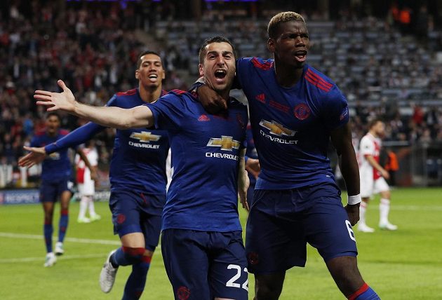 Euforie a radost Henricha Mchitarjana a Paula Pogby z Manchesteru United poté, co Mchitarjan vstřelil druhý gól.