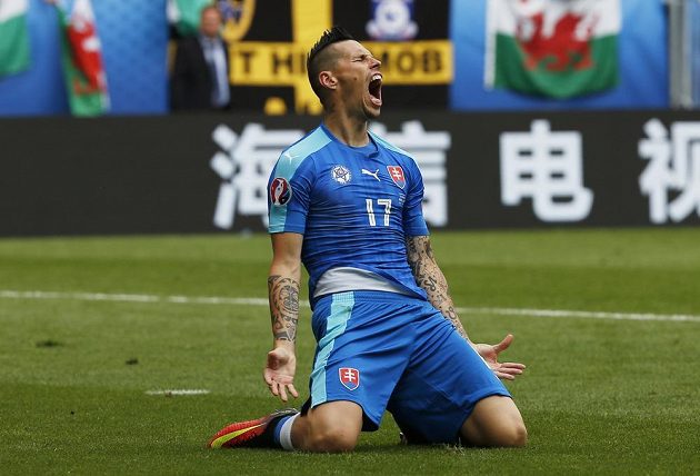 Slovenský záložník Marek Hamšík poté, co hned v úvodu utkání s Walesem spálil obrovskou příležitost.