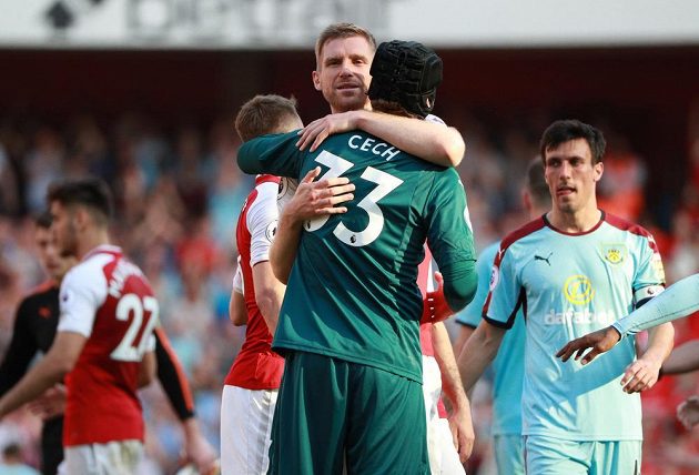 Petr Čech vychytal v brance Arsemnalu další nulu, po zápase s Burnley se zdraví s Perem Mertesackerem.