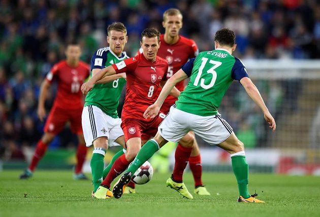 Fotbalista Severního Irska Corry Evans se snaží zabránit Vladimíru Daridovi v utkání kvalifikace o postup na MS 2018.