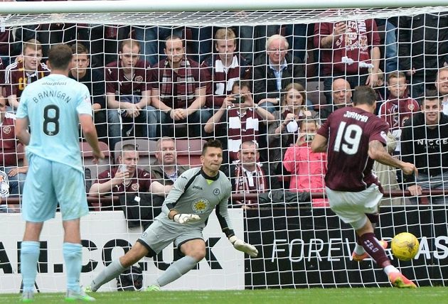 Český brankář chytil proti Hearts penaltu.