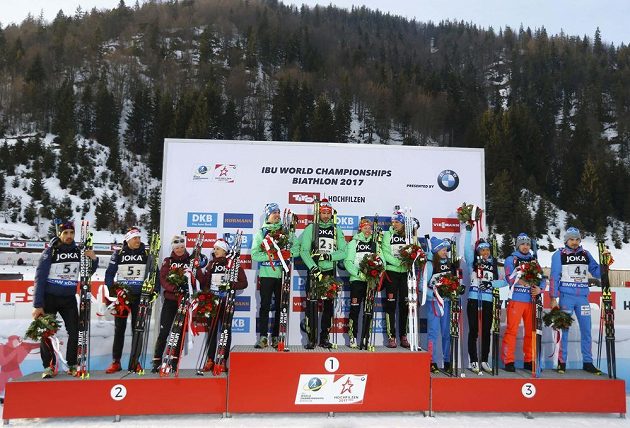 Stupně vítězů po závodě biatlonových smíšených štafet na MS v rakouském Hochfilzenu. Zleva kvarteto stříbrné Francie, zlatého Německa a bronzového Ruska.