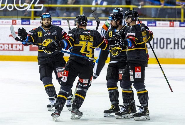 Litvínovská gólová radost. Vstřelenou branku slaví zleva František Lukeš, Tomáš Pospíšil, Marek Hrbas a Ondřej Baláž.