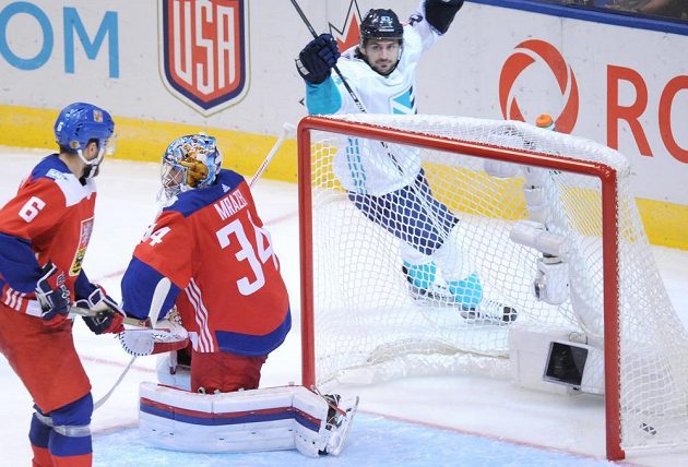 Útočník Mats Zuccarello z Výběru Evropy slaví gól v české síti. Vlevo je obránce Michal Kempný, vpravo brankář Petr Mrázek.