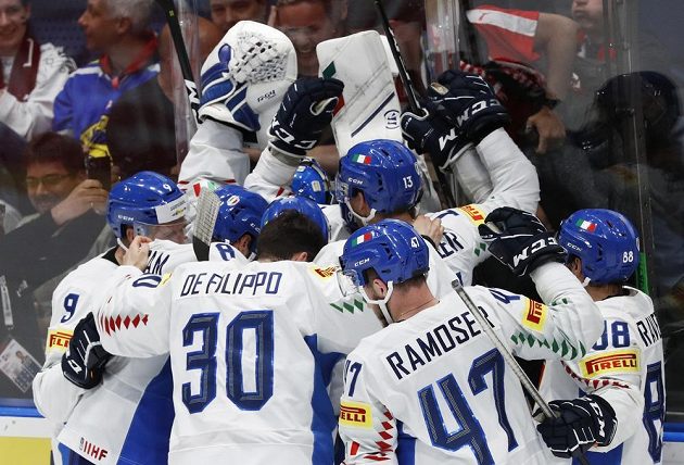 Italská radost! Hokejisté Itálie slaví záchranu mezi elitou. Padáka dostalo Rakousko.