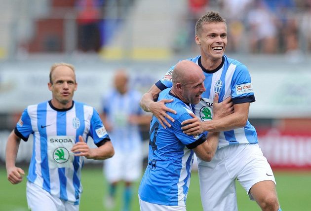 Jiří Štajner a autor druhého gólu Tomáš Fabián (vpravo) z Mladé Boleslavi. Vlevo David Jarolím.